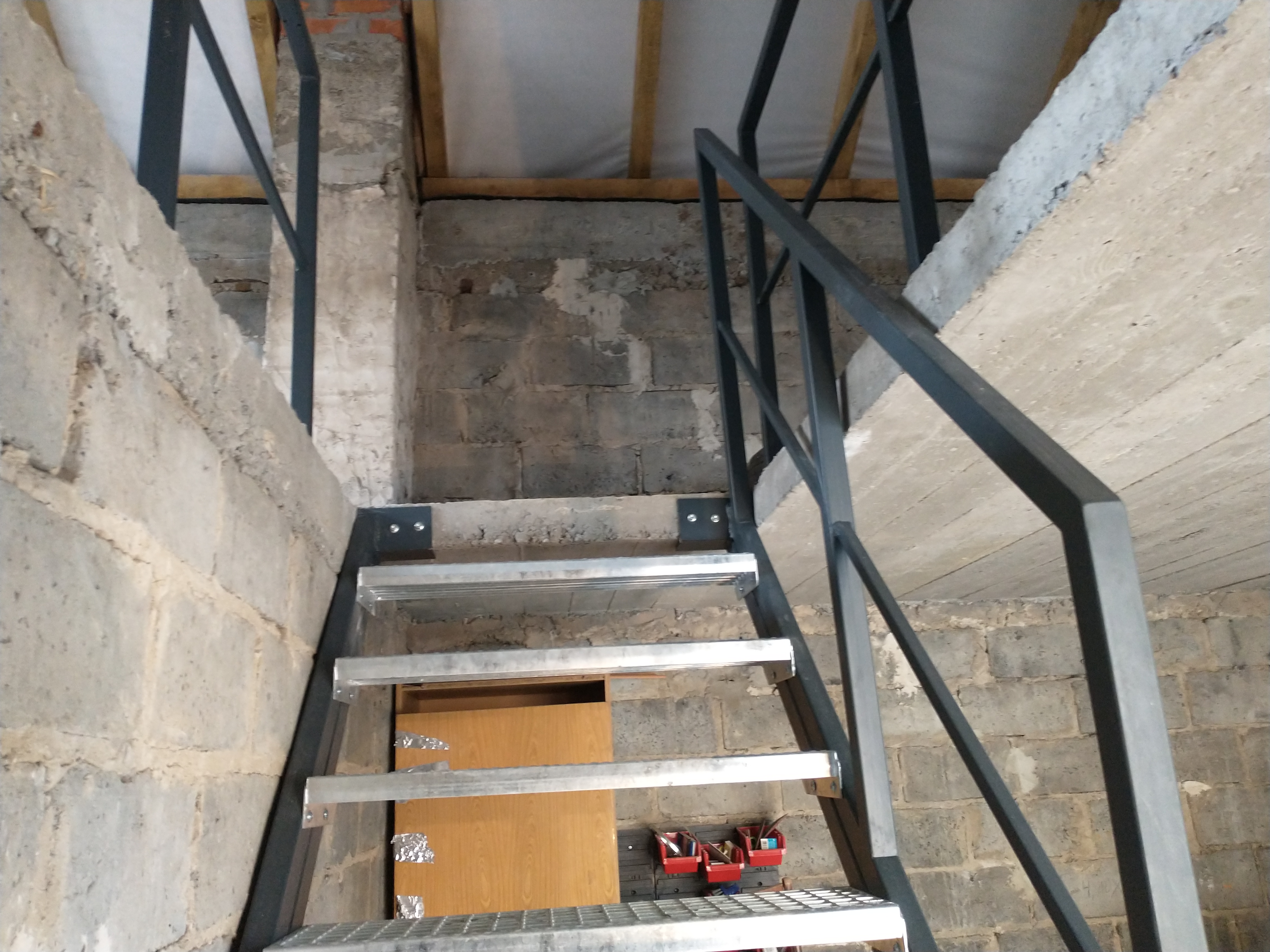 Schody stalowe ze stopniami wema