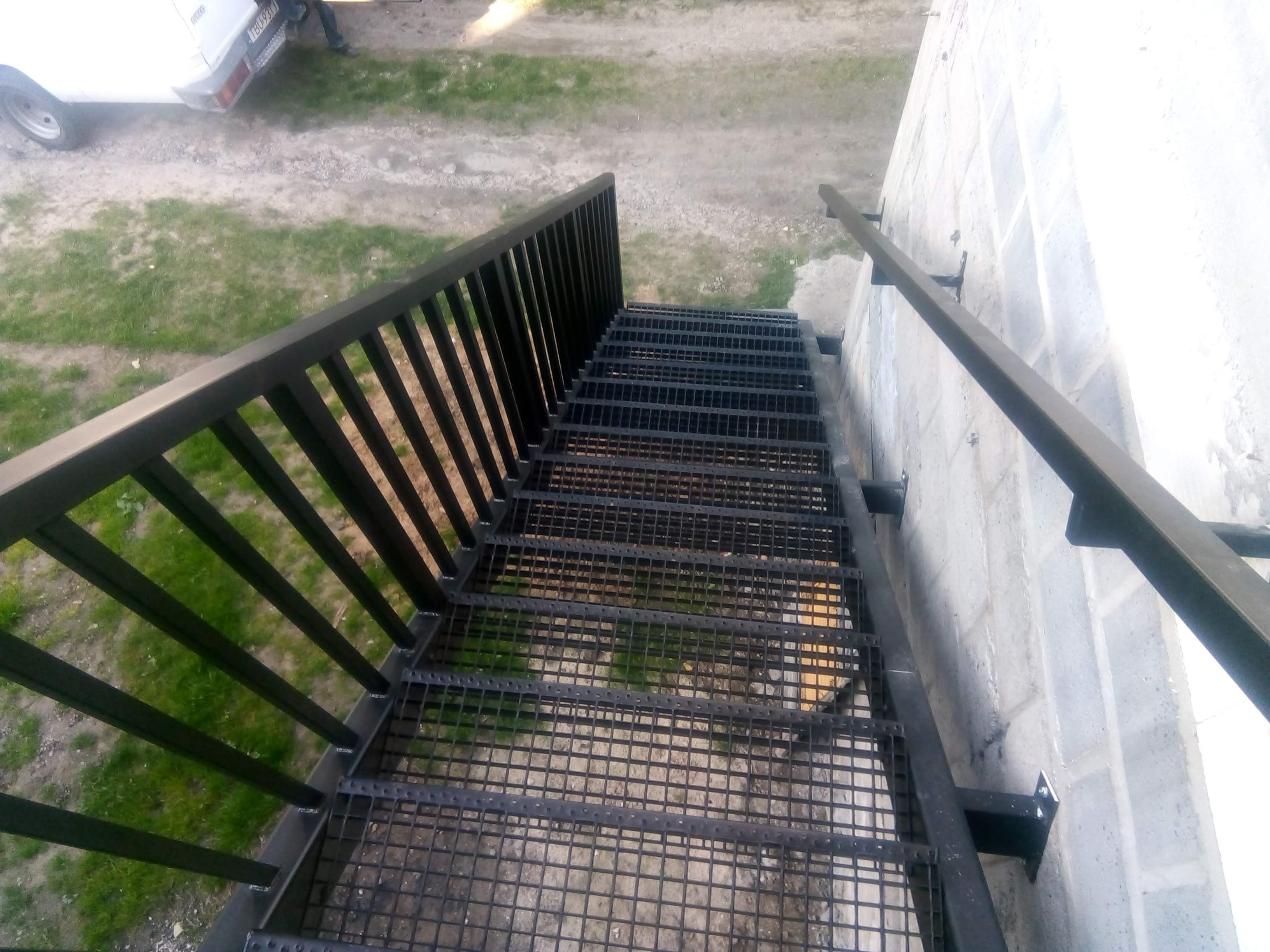 Schody stalowe ze stopniami wema