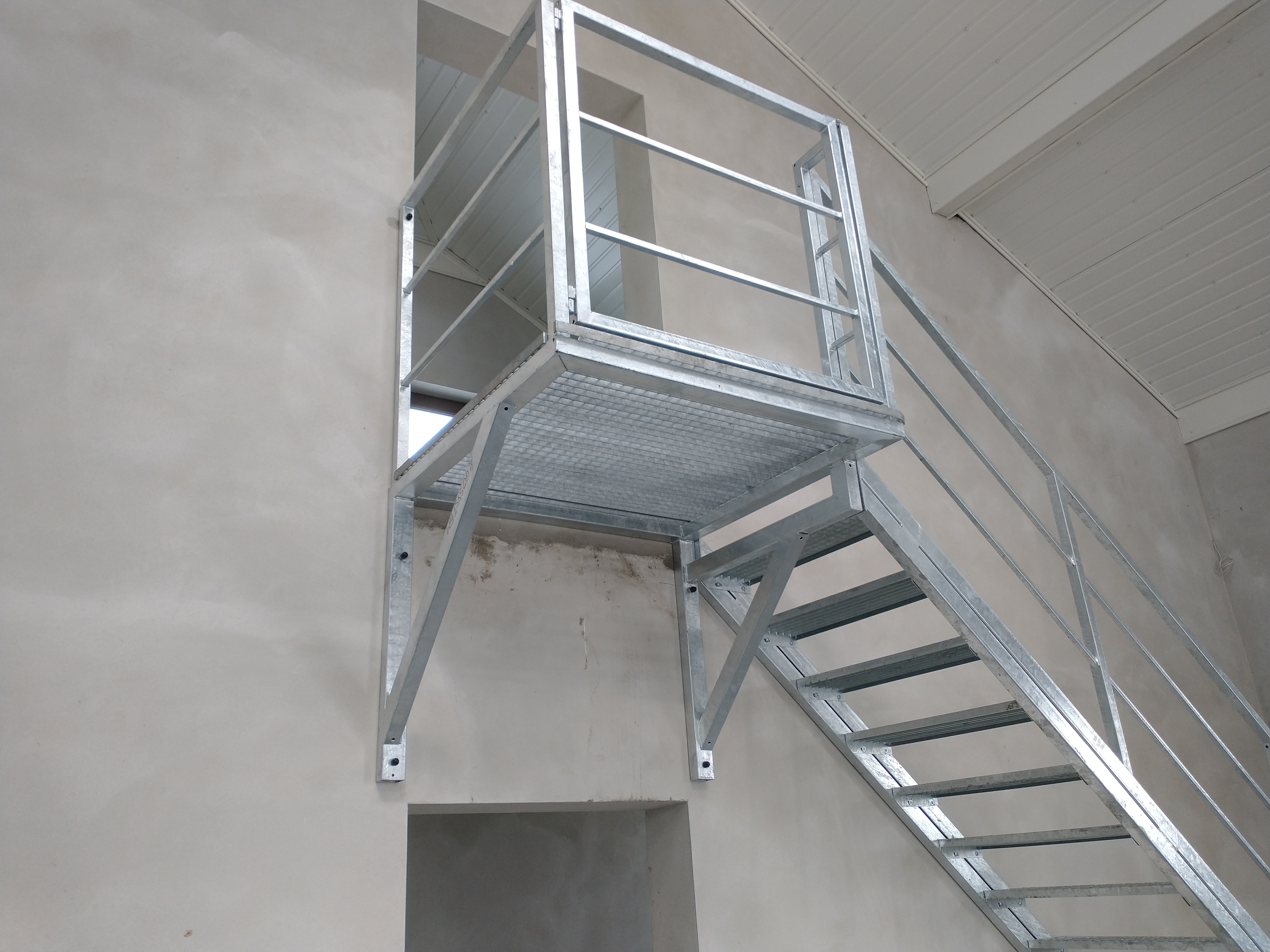 Schody cynkowane z podestem