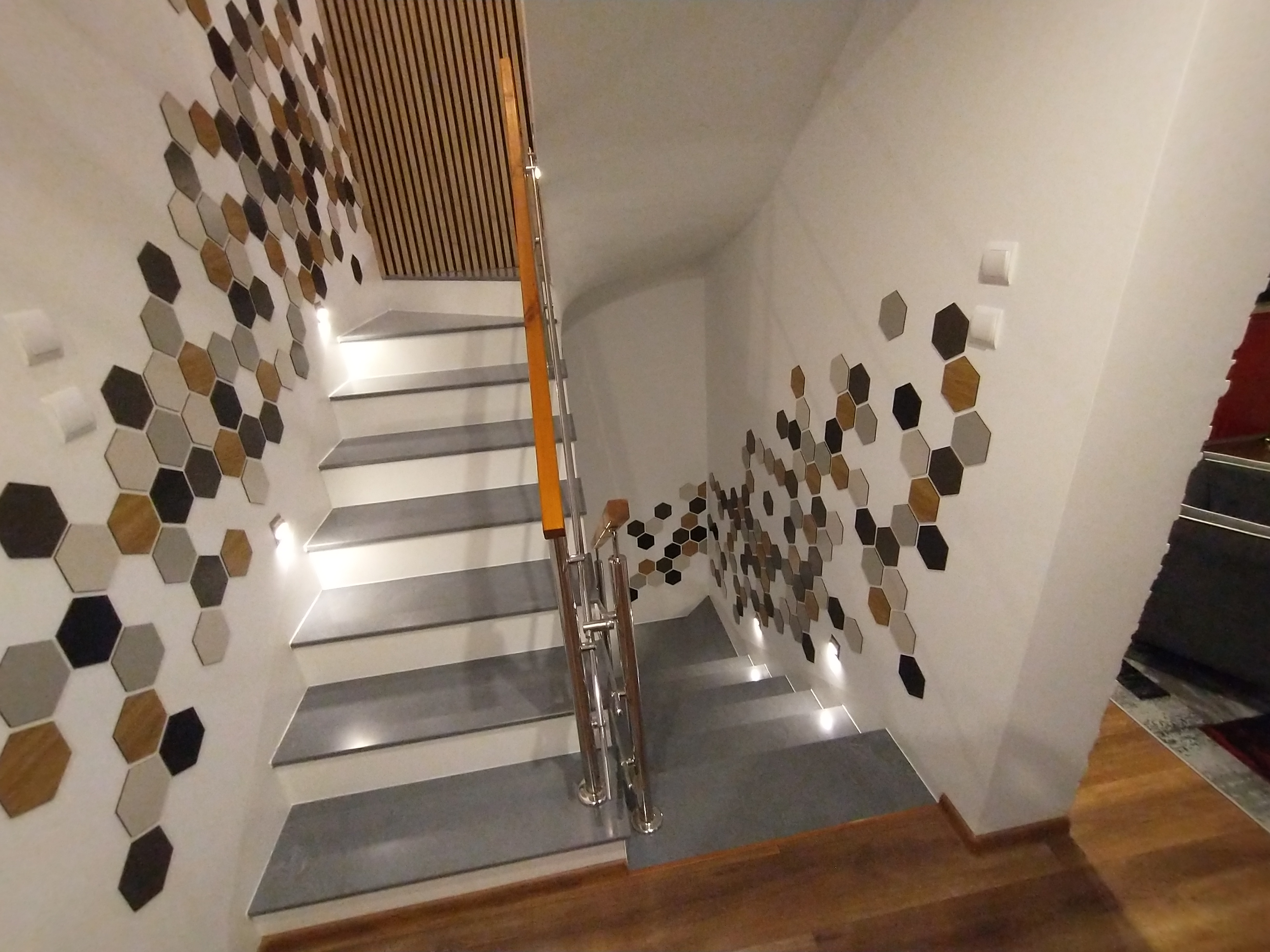 Balustrada nierdzewna z pochwytem drewnianym