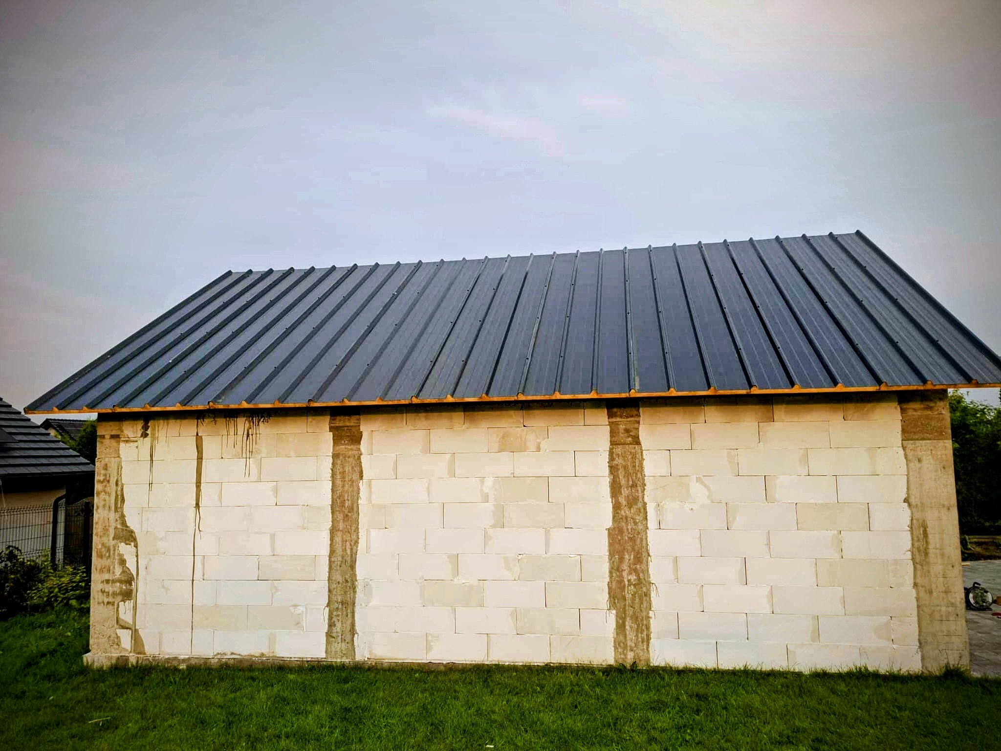 Dach wiązarowy z pokryciem płytą warstwową