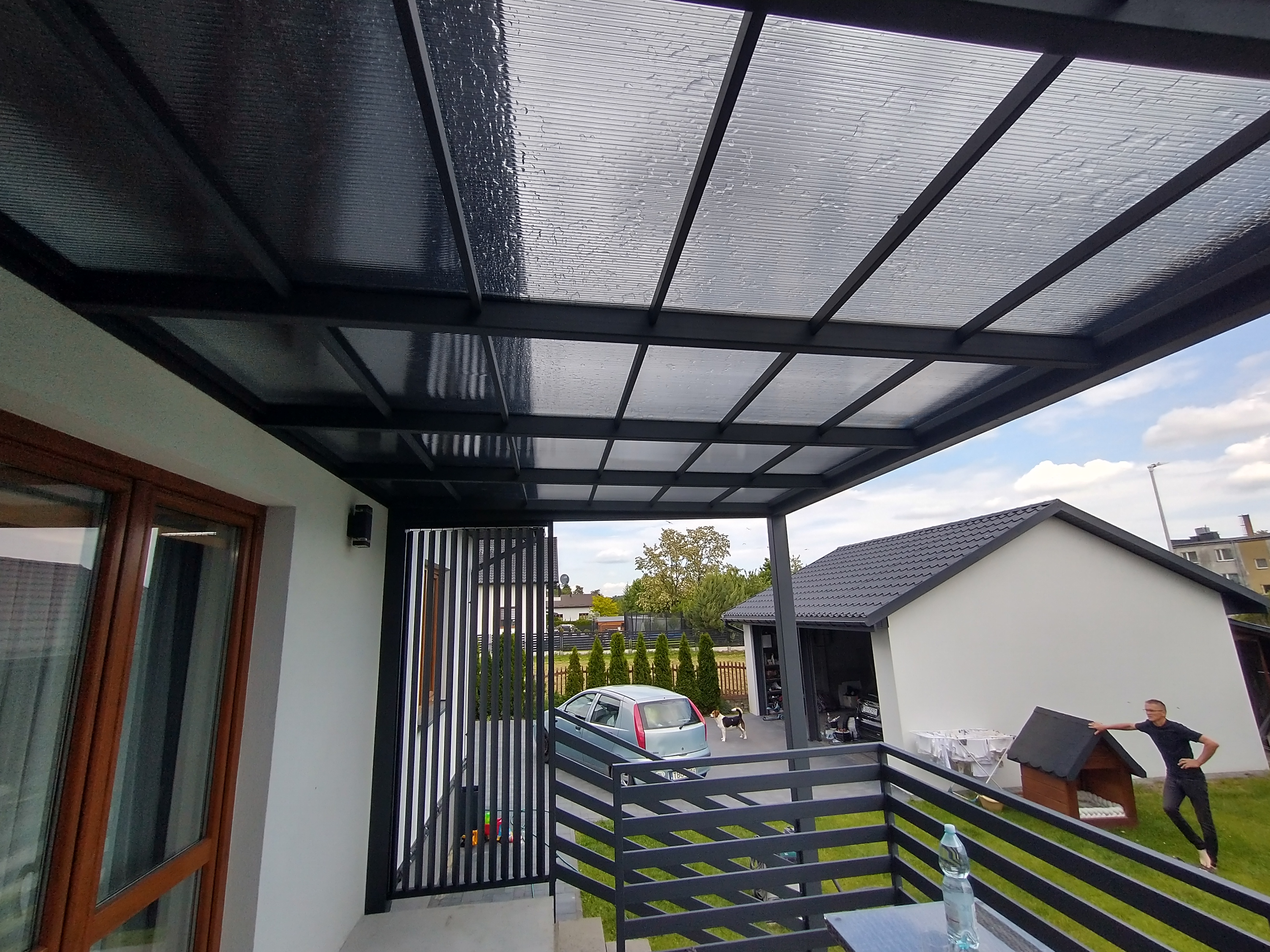 Zadaszenie tarasu z ukrytą rynną i ruchomymi lamelami pionowymi