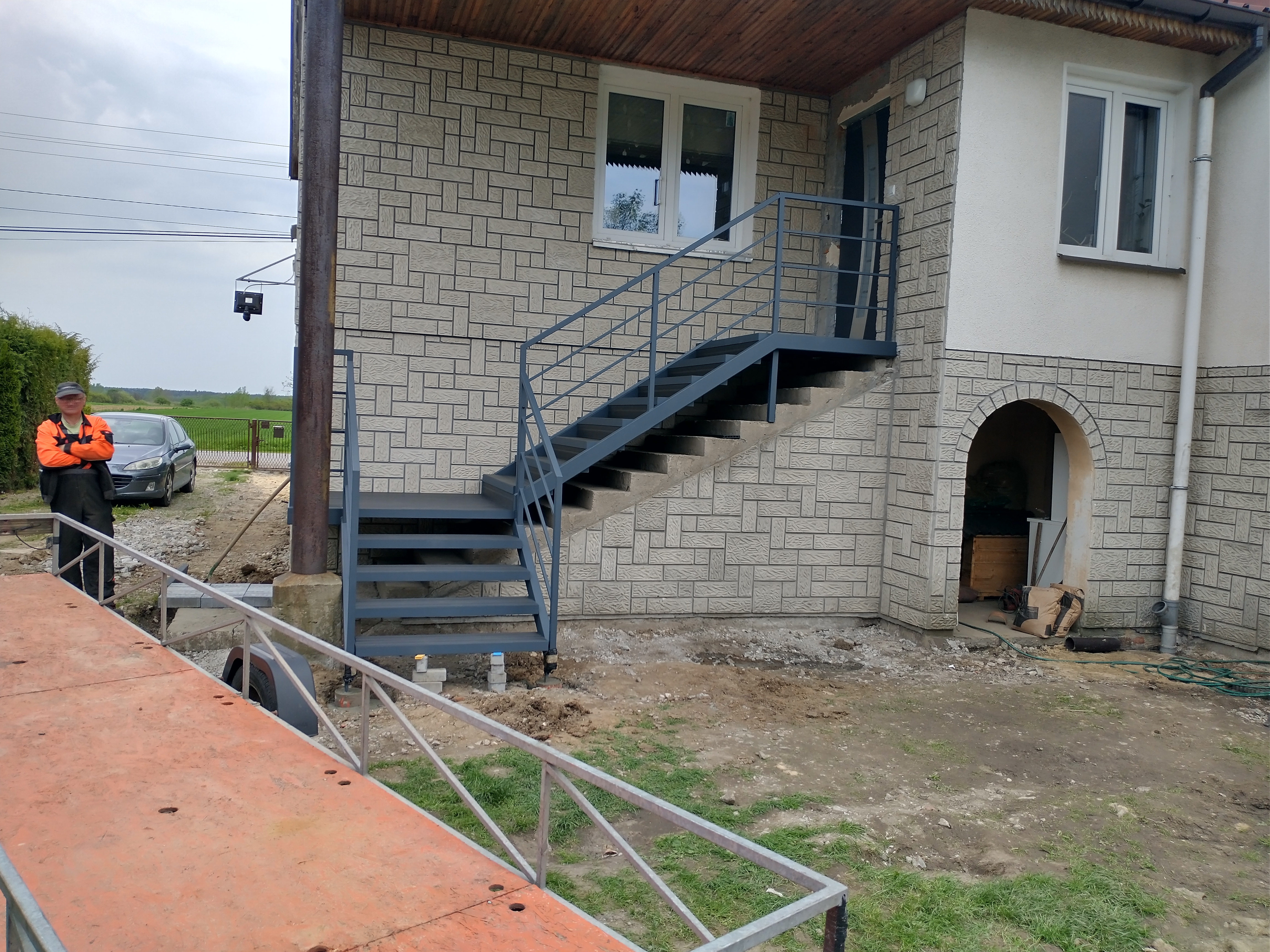 Schody stalowo-kompozytowe ze spocznikiem