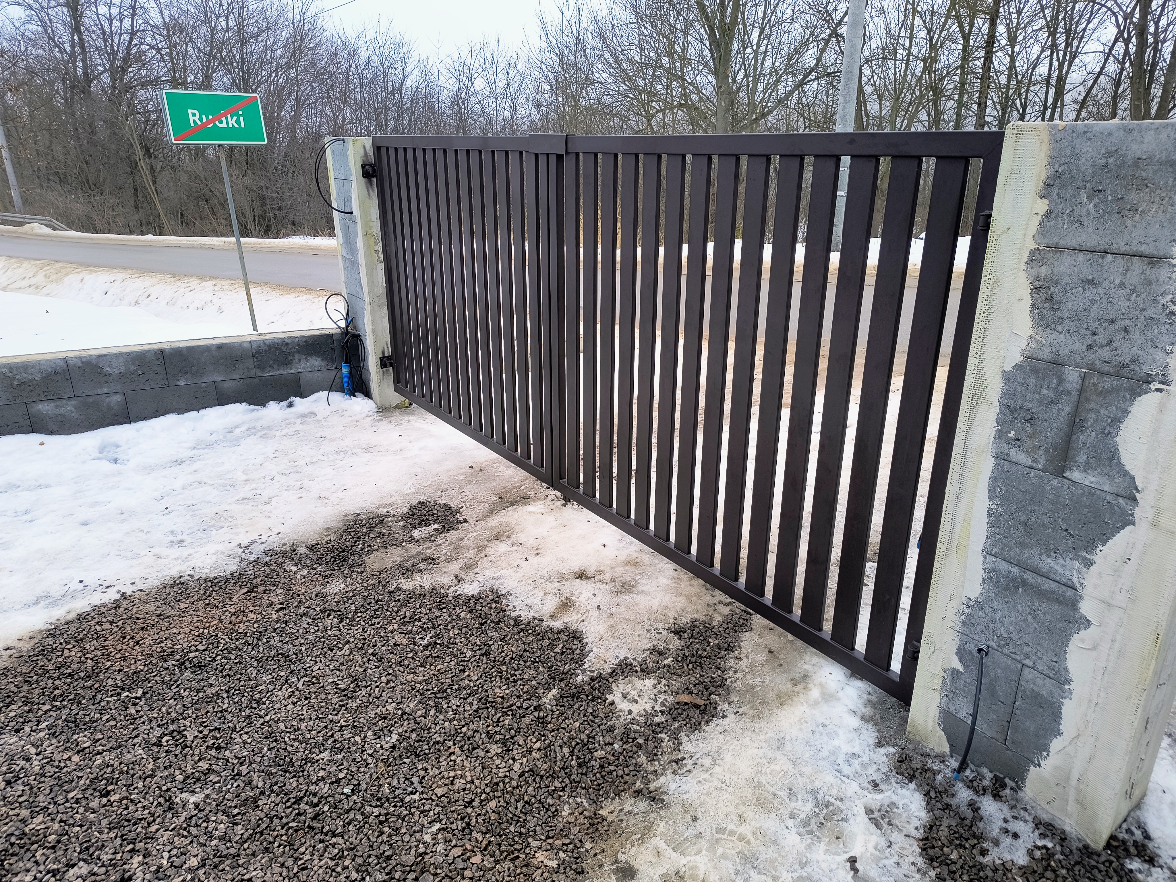 Brama rozwierna z profili zamkniętych z furtką