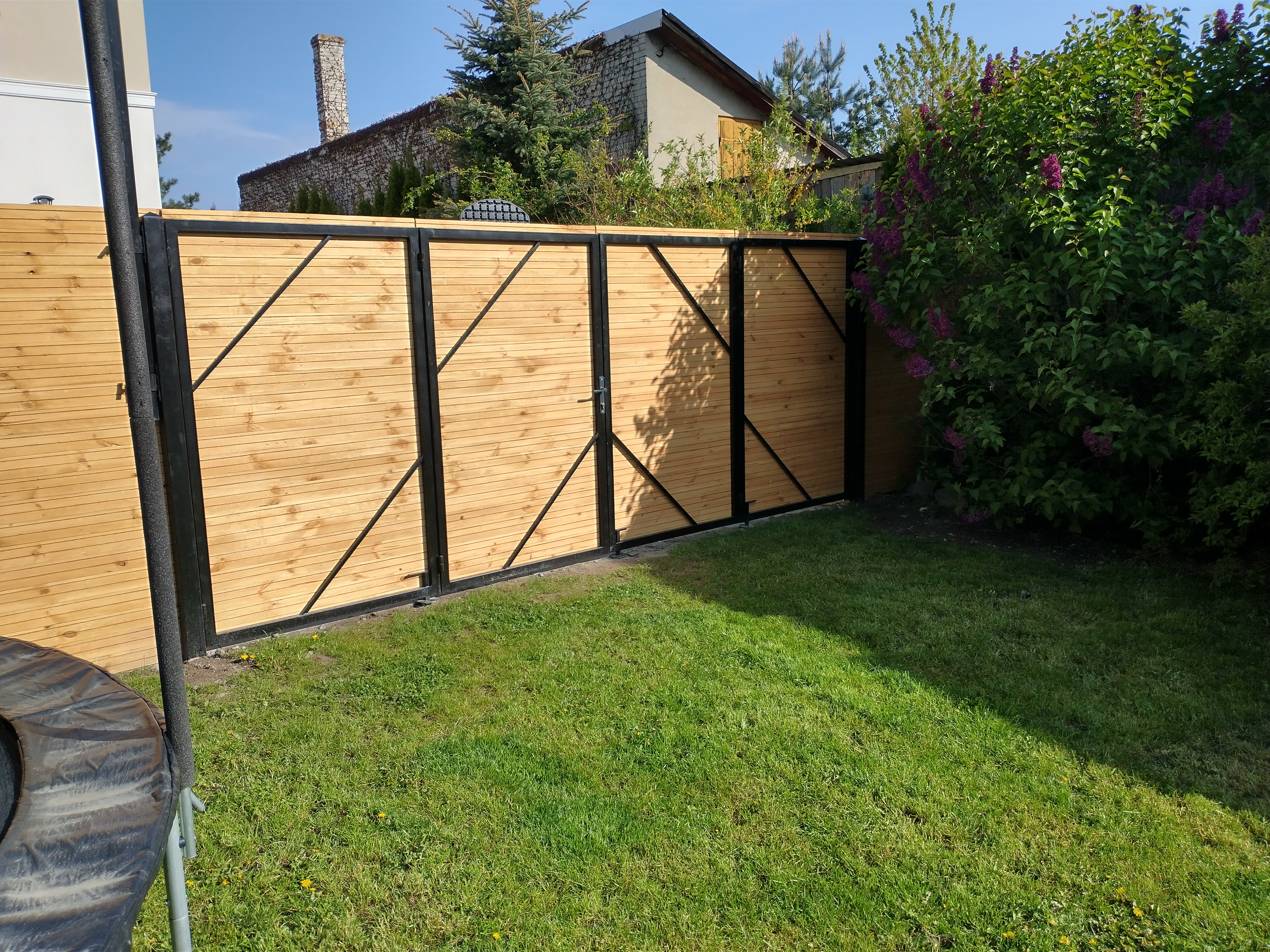 Ogrodzenie z bramą składaną