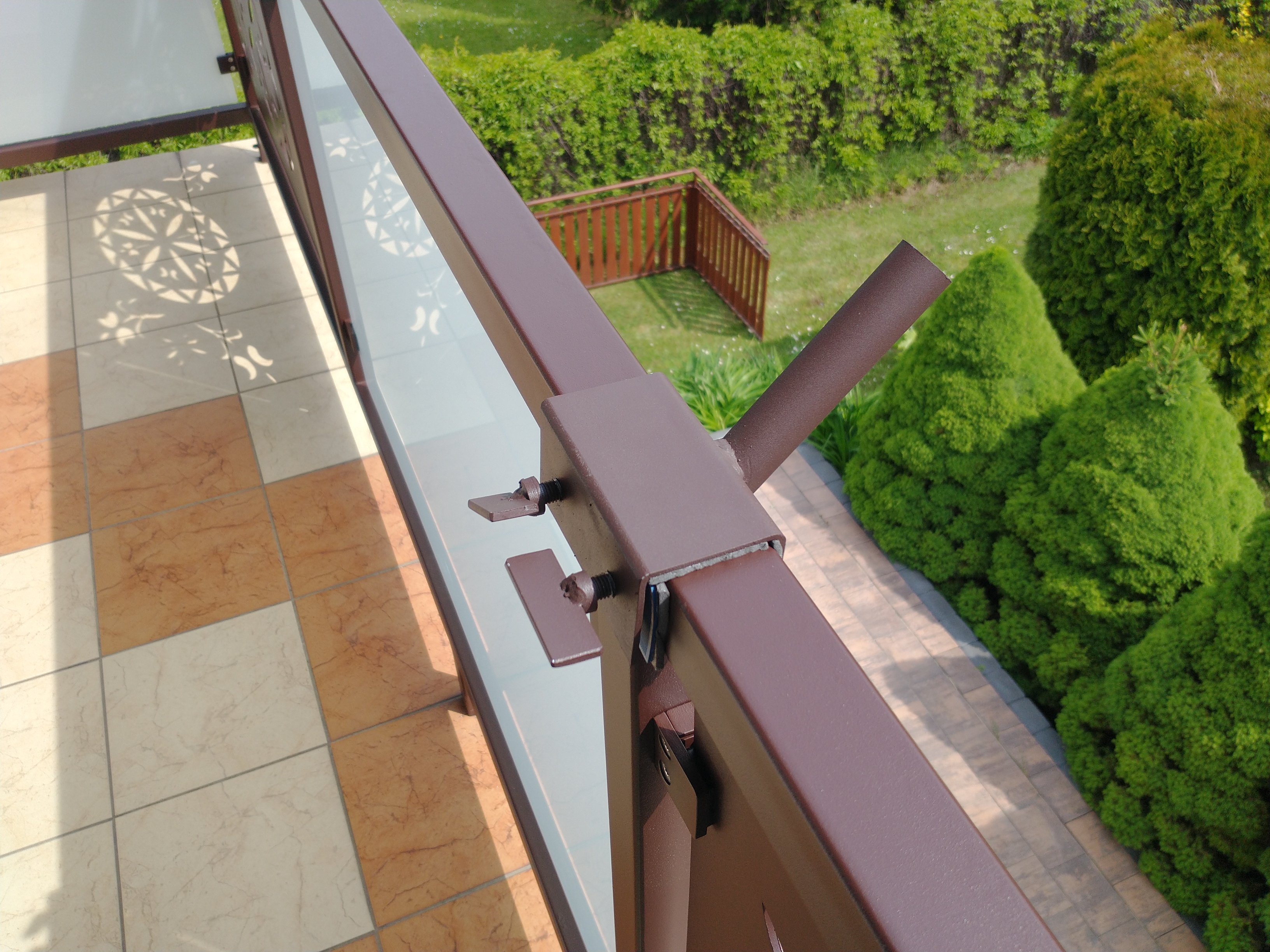 Balustrada stalowo-szklana ze wzorem